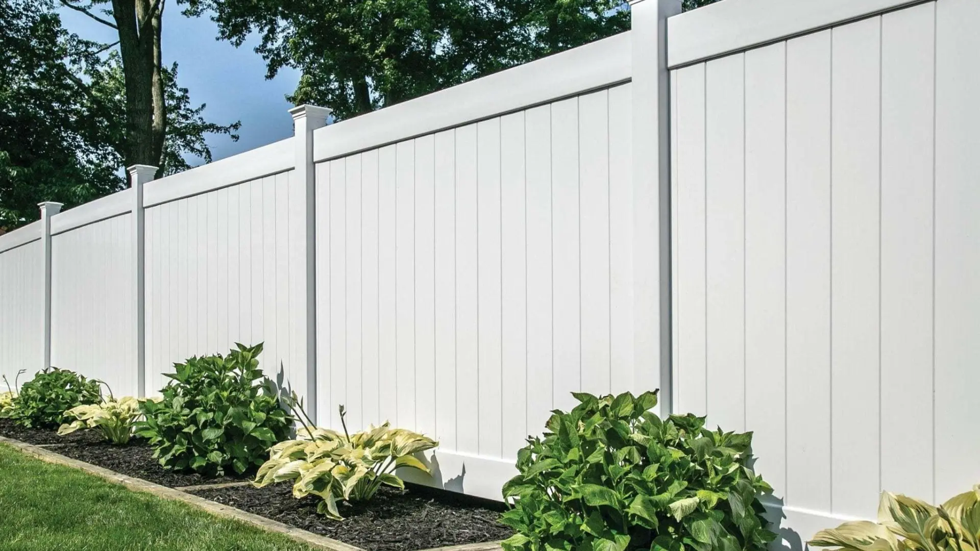 A vinyl fence